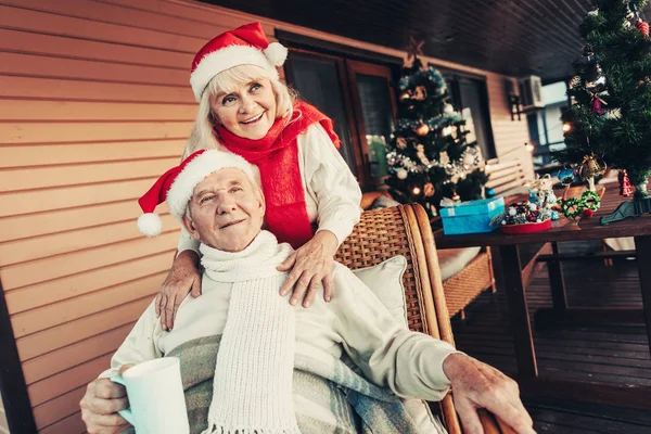 Spokojený úsměv dospělý pár připravený na Vánoce — Stock fotografie