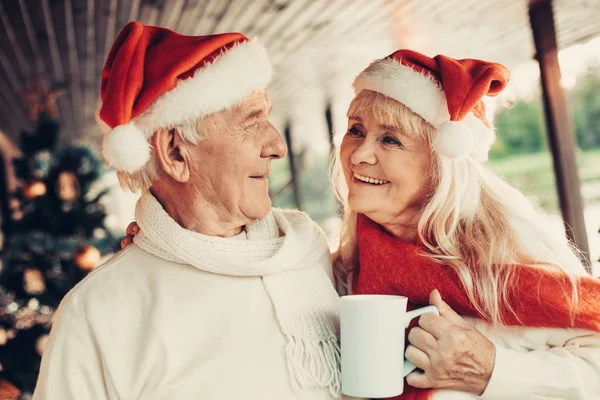 Happy usmívající se lidé slaví společně a zimní dovolená — Stock fotografie