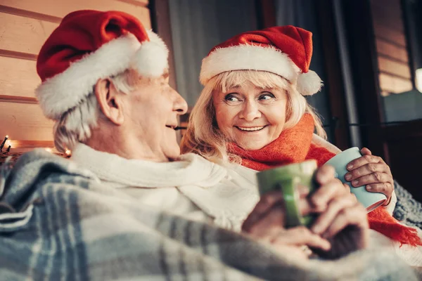 Curioso viejo twosome tener fecha durante la época de Navidad —  Fotos de Stock