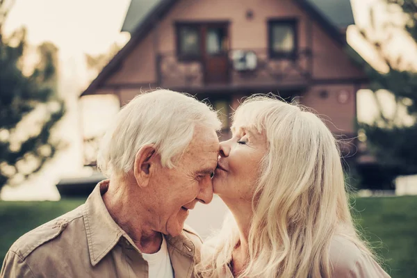 Yaşlı gri saçlı kadın adama okşama — Stok fotoğraf
