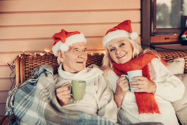 Mutlu bakarak yaşlı çifti birlikte Noel kutlamaları — Stok fotoğraf