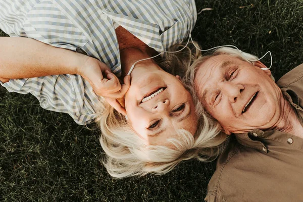 Olgun çift birlikte vakit gülen komik — Stok fotoğraf