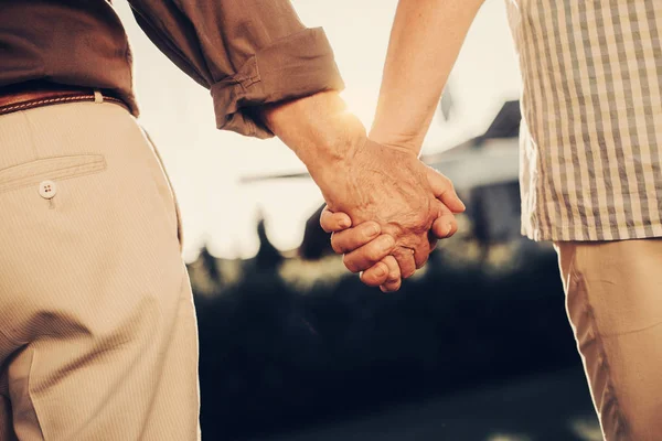 Enfoque en el hombre de edad manteniendo el brazo de la mujer — Foto de Stock