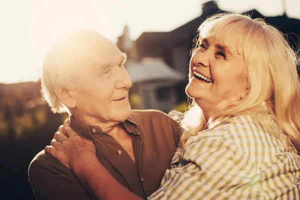 Feliz gris-pelo abrazando feliz pareja tener divertido —  Fotos de Stock