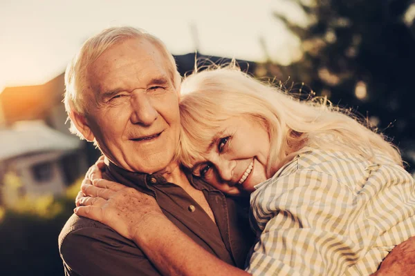 Schattig leeftijd grijs-haired tweetal een knuffel geven — Stockfoto