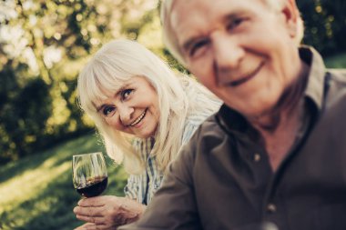 Neşeli olgun Bayan erkek arkadaşı yakınındaki odaklanmak