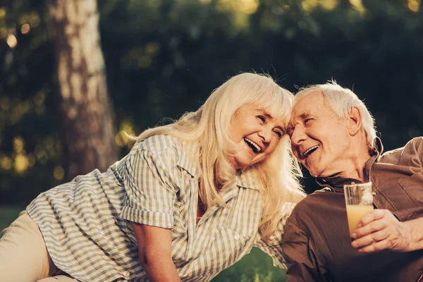 Retrato de pareja de ancianos hilarantes relajándose afuera — Foto de Stock