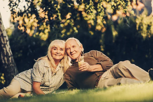 Schattig volwassen partners in het doorbrengen van tijd in het park — Stockfoto