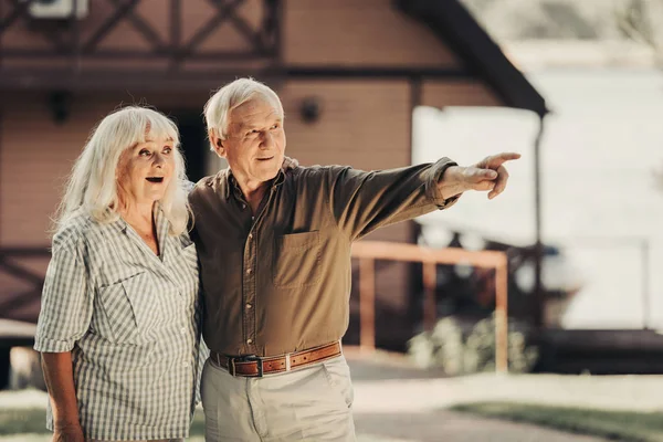 Alegre interesado envejecido pareja mostrando gran asombro — Foto de Stock