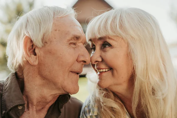 Porträt eines gealterten, fröhlichen Mannes und einer Frau — Stockfoto