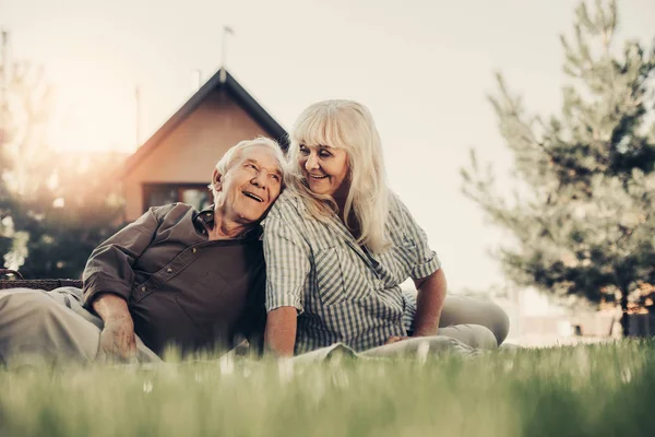 Sigo Enamorado Alegre Señora Madura Mirando Marido Con Tierna Sonrisa — Foto de Stock