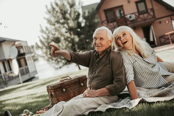 Alegre curioso maduro marido y esposa teniendo picnic — Foto de Stock