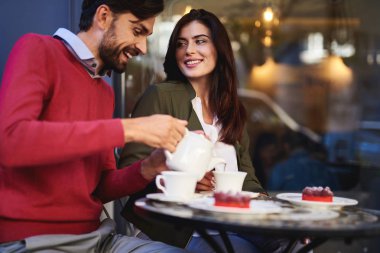 Çay çok güzel kız arkadaşı için dökme mutlu sakallı adam