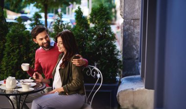 Seven çift açık kafede birlikte vakit güzel