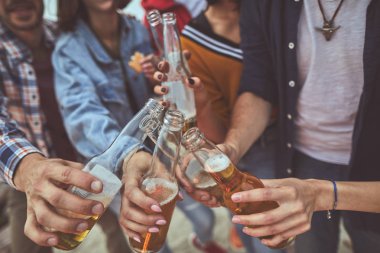 Onların akşam alkol ile daha iyi hale getirmek millet içki