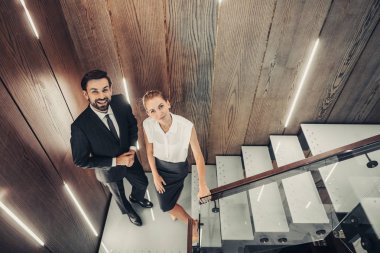 Kadın gülümseyen erkek kapalı konuşma memnun