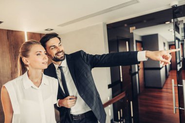 Memnun adam neşeli kadın meslektaşı ile konuşma