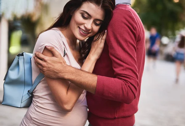 Happy young woman snuggling up to husband — Stock Photo, Image