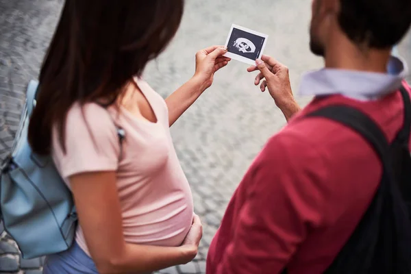 妊娠中の親を彼らの子供の超音波写真を見て — ストック写真