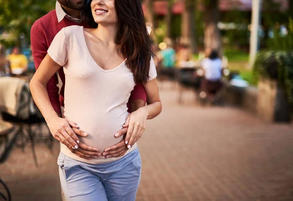 Homem barbudo feliz segurando barriga de esposa grávida — Fotografia de Stock