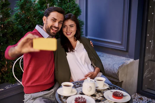 Amare giovane coppia fare selfie in caffè all'aperto — Foto Stock