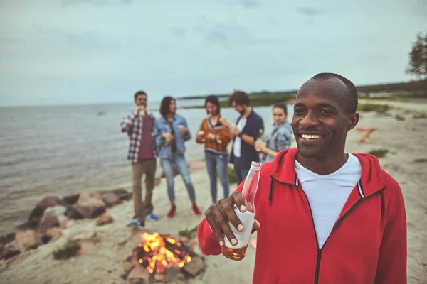 Gelukkig man staat aan de kust — Stockfoto