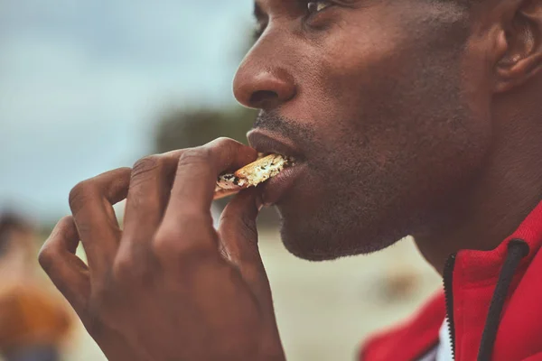 Volwassen man houdt crackers met chocolade — Stockfoto