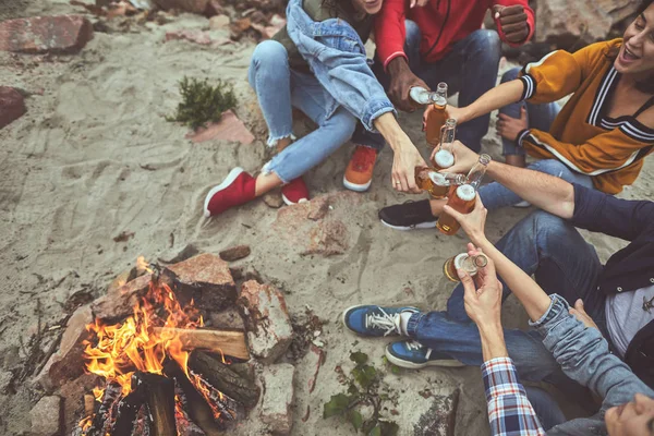 Друзья проводят время во время вечеринки на пляже — стоковое фото