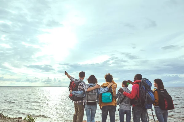 Un grup de oameni care se uită la soare și la mare — Fotografie, imagine de stoc