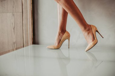 Kız bacaklar parlak şık stiletto Ayakkabı
