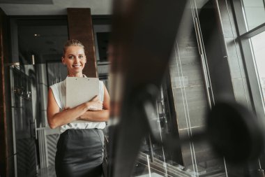 Mutlu kadın işçiye belgeleri elinde tutmak