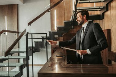 Mutlu çalışan emek hostes resepsiyon sırasında