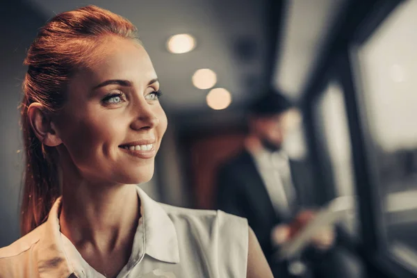 Gelukkig vrouwelijke werkgever situeren binnen tijdens arbeid — Stockfoto