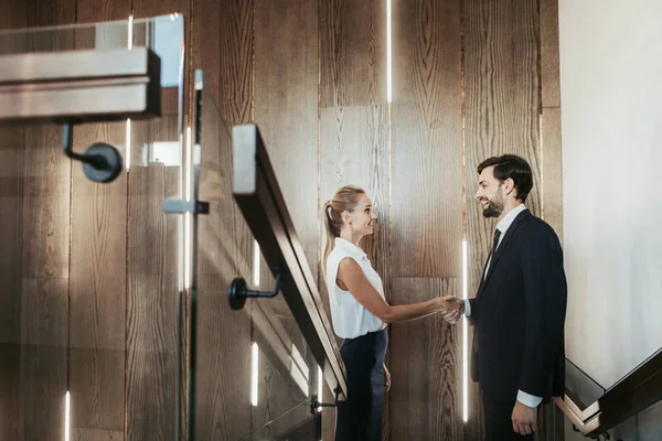 Mutlu kız giden erkek kapalı tebrik