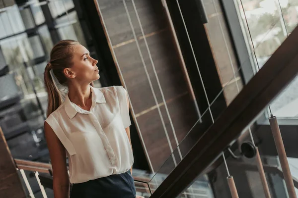 Mujer de negocios serena mirando en la calle en el parto —  Fotos de Stock