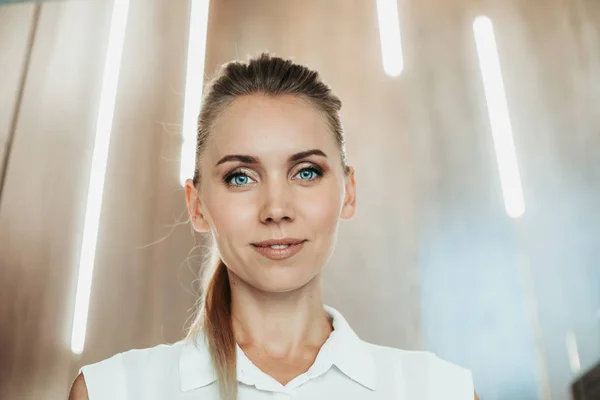 Fröhliche Weibchen im gemütlichen Zimmer — Stockfoto