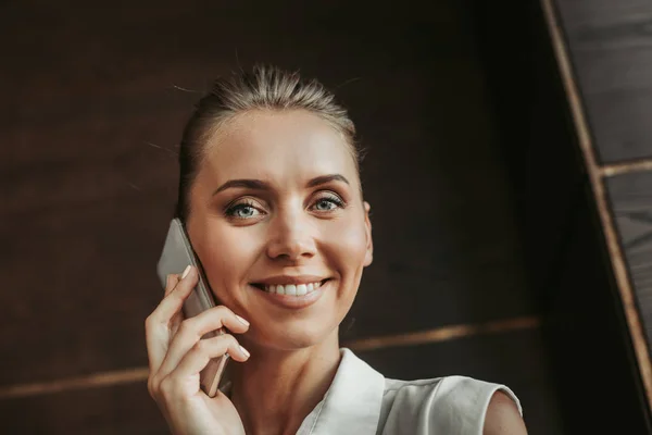 Portret Van Vrolijke Vrij Vrouwelijke Werkgever Met Aantrekkelijke Glimlach Spreken — Stockfoto