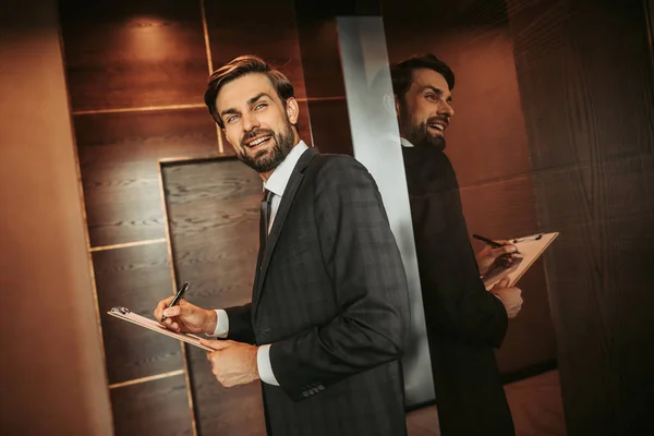 Retrato Feixe Barbudo Empregador Masculino Escrevendo Informações Área Transferência Enquanto — Fotografia de Stock