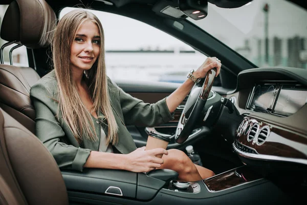 Señora positiva degustación de bebidas en el auto —  Fotos de Stock