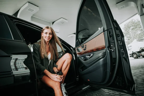 İçecek araca tatma memnun kız