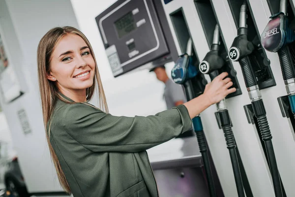 Ritratto Ragazza Allegra Che Tiene Braccio Tubo Della Benzina Abbattere — Foto Stock