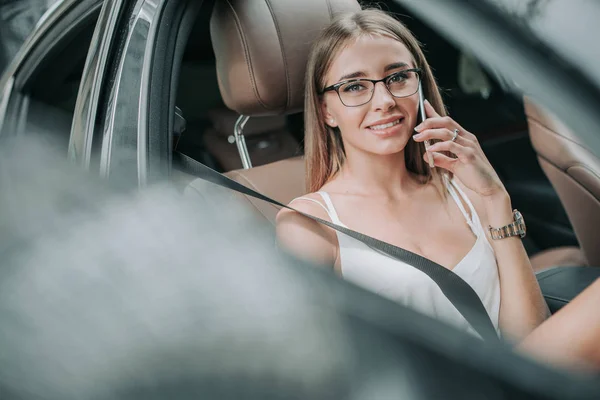 Alegre dama hablando en el móvil en coche — Foto de Stock