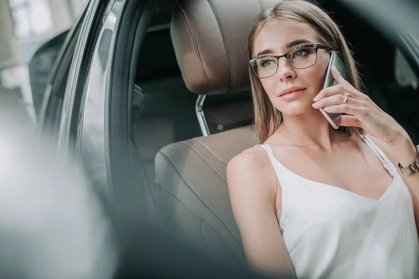 Ragionevole femmina che parla sul cellulare in automobile — Foto Stock