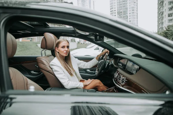 Calma bastante mujer de negocios que se encuentra en el vehículo acogedor — Foto de Stock