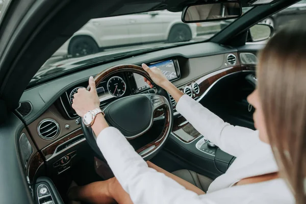 Vrouw handen houden stuurwiel in auto — Stockfoto