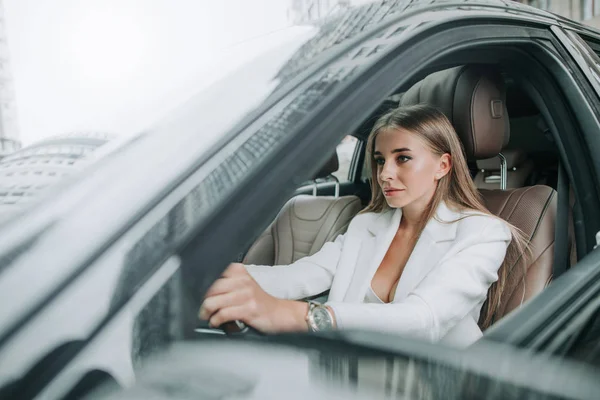 Feliz chica bonita situando en coche contemporáneo — Foto de Stock