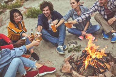 Arkadaşlar birlikte sahilde parti sırasında gülümse.