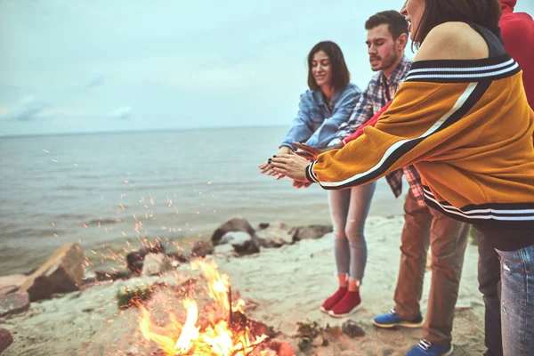 Vrienden samen tijd doorbrengen aan de kust — Stockfoto