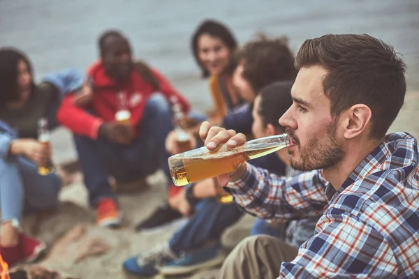 Man zit in de kring met zijn vrienden — Stockfoto