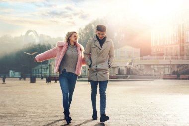 Mutlu genç çift Bulvarı yürüyüş